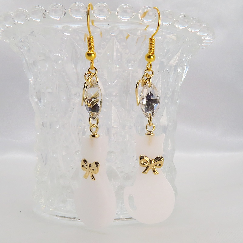 白猫シルエットモチーフとスワロフスキー・クリスタルの大人可愛いピアス オープンハート ゴールド サージカル可