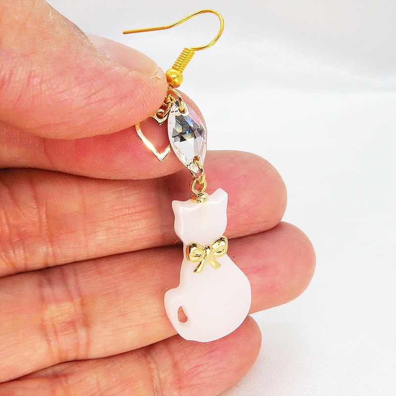 白猫シルエットモチーフとスワロフスキー・クリスタルの大人可愛いピアス オープンハート ゴールド サージカル可