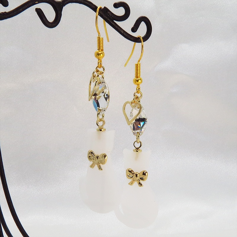 白猫シルエットモチーフとスワロフスキー・クリスタルの大人可愛いピアス オープンハート ゴールド サージカル可