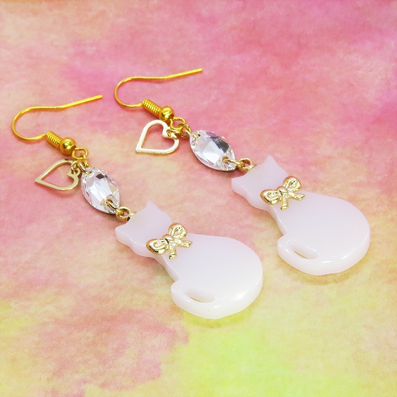 白猫シルエットモチーフとスワロフスキー・クリスタルの大人可愛いピアス オープンハート ゴールド サージカル可