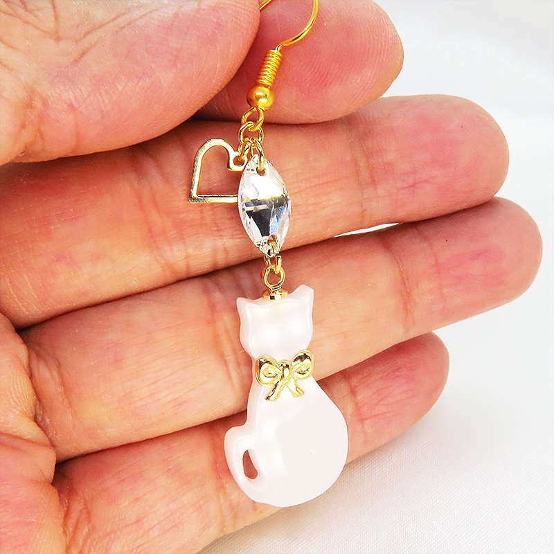 白猫シルエットモチーフとスワロフスキー・クリスタルの大人可愛いピアス オープンハート ゴールド サージカル可