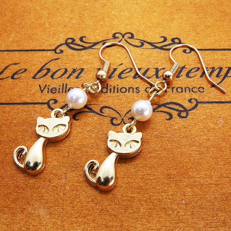 マットゴールド 猫とスワロフスキーパールの大人可愛いピアス クリスタルホワイト サージカル可