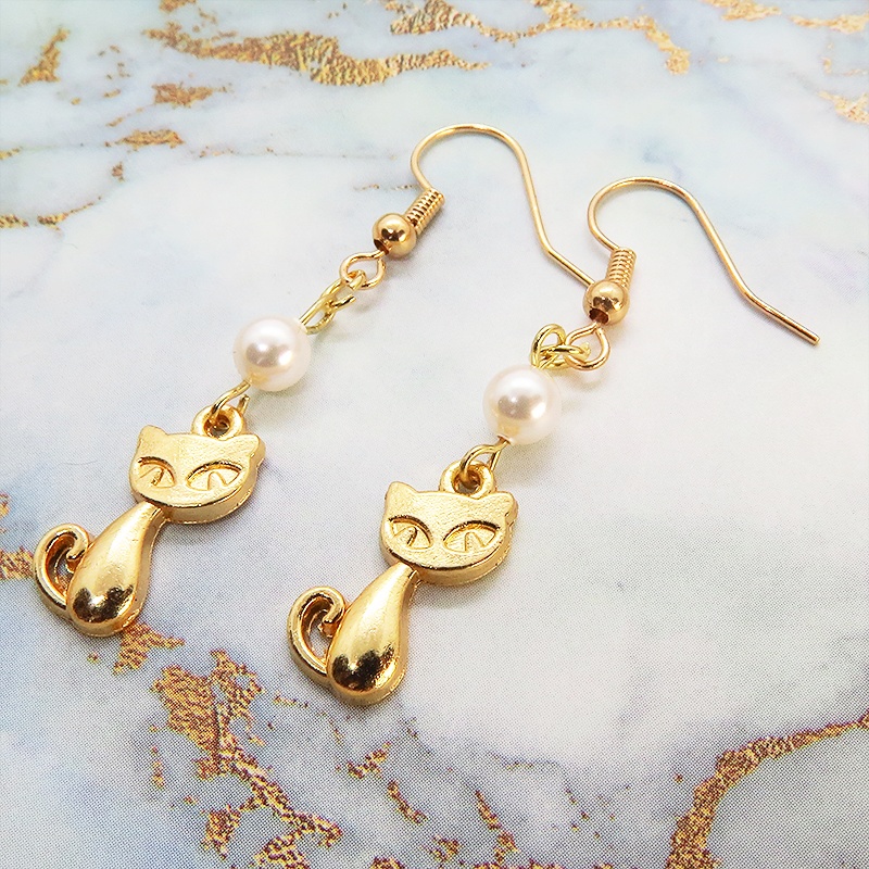 マットゴールド 猫とスワロフスキーパールの大人可愛いピアス クリスタルホワイト サージカル可