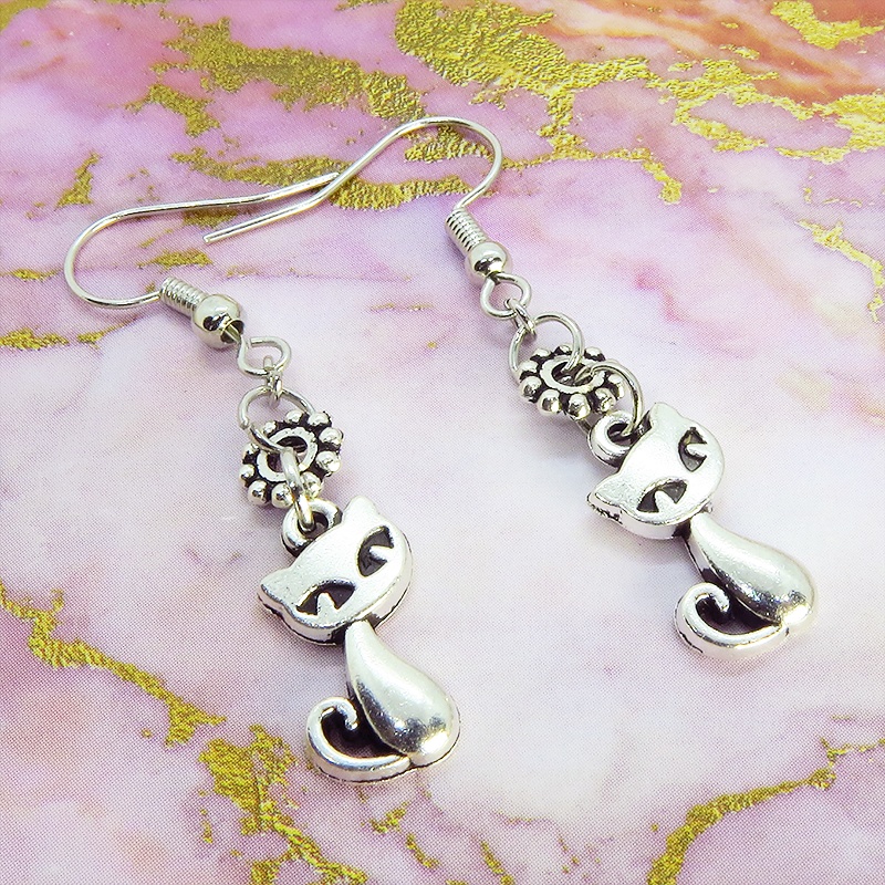 アンティークシルバー 猫と花モチーフを組合せたシンプルでコンパクトな大人可愛いピアス サージカル可