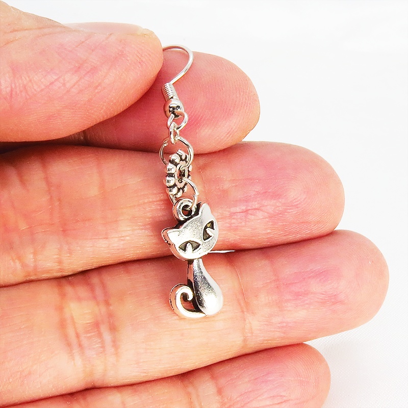 アンティークシルバー 猫と花モチーフを組合せたシンプルでコンパクトな大人可愛いピアス サージカル可