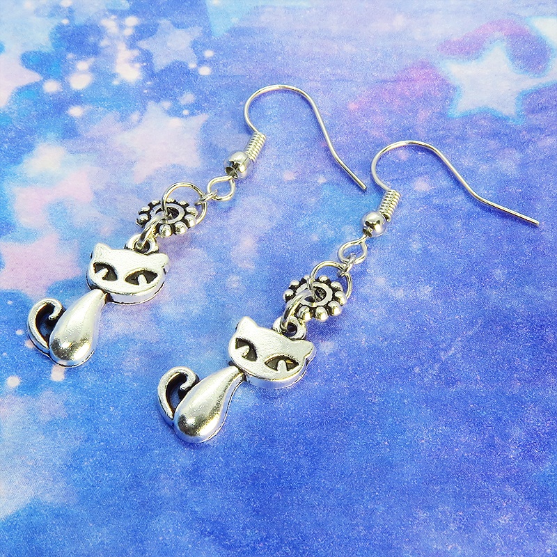 アンティークシルバー 猫と花モチーフを組合せたシンプルでコンパクトな大人可愛いピアス サージカル可