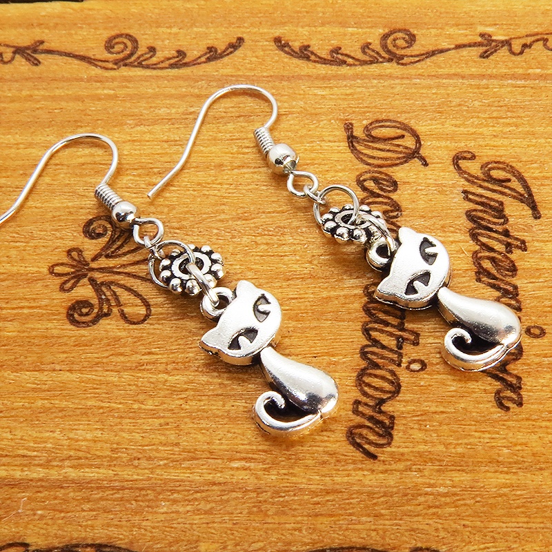 アンティークシルバー 猫と花モチーフを組合せたシンプルでコンパクトな大人可愛いピアス サージカル可