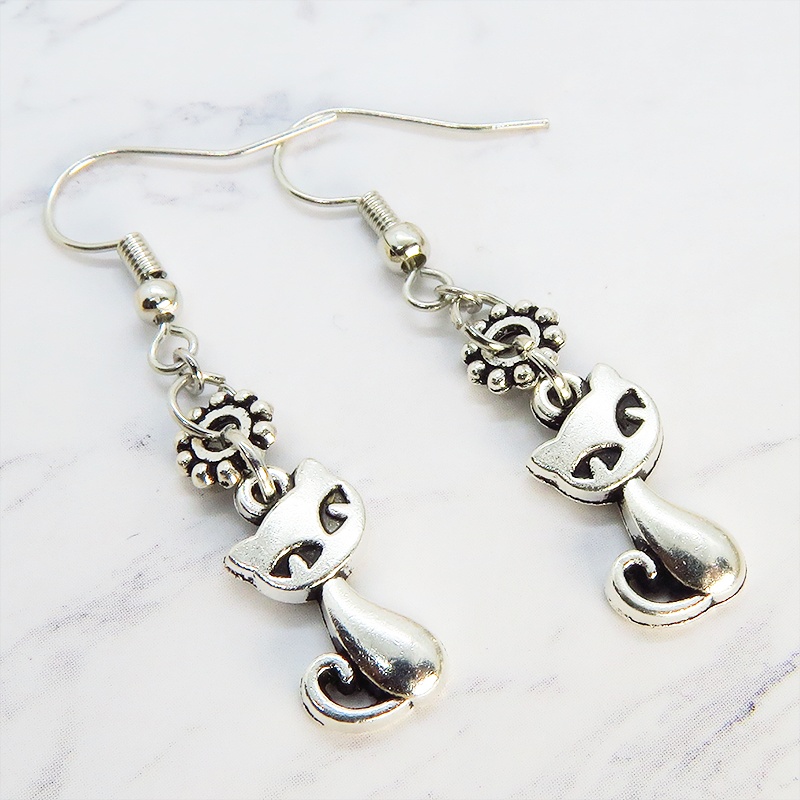 アンティークシルバー 猫と花モチーフを組合せたシンプルでコンパクトな大人可愛いピアス サージカル可