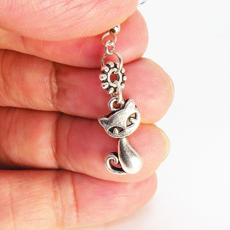 アンティークシルバー 猫と花モチーフを組合せたシンプルでコンパクトな大人可愛いピアス サージカル可