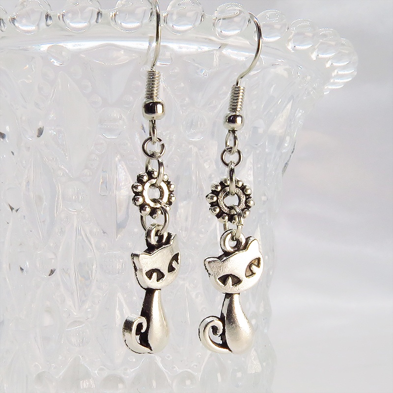 アンティークシルバー 猫と花モチーフを組合せたシンプルでコンパクトな大人可愛いピアス サージカル可