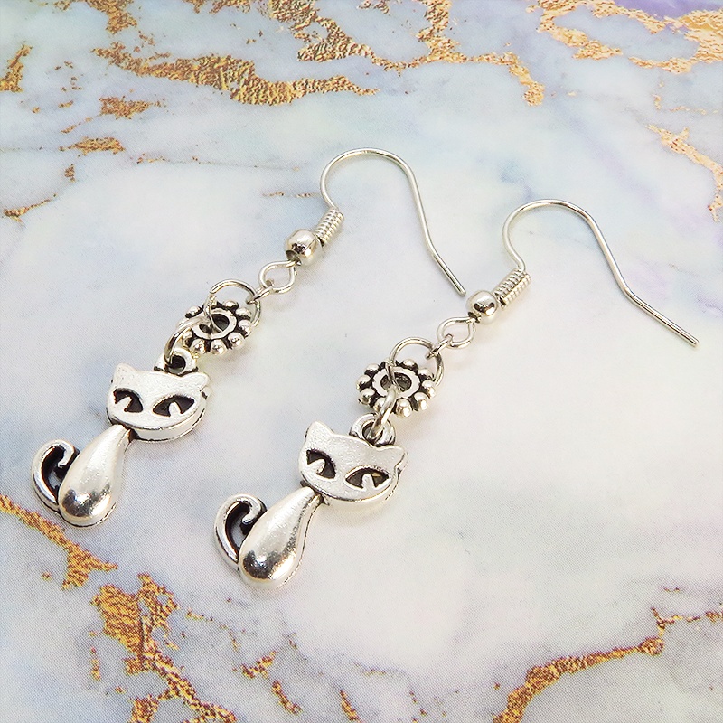 アンティークシルバー 猫と花モチーフを組合せたシンプルでコンパクトな大人可愛いピアス サージカル可