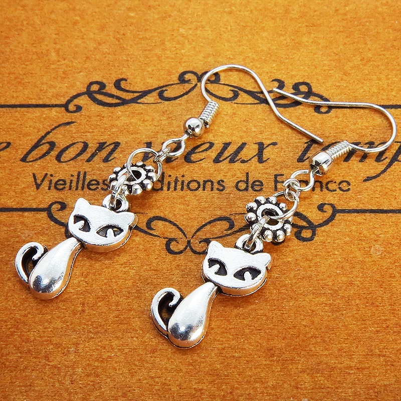 アンティークシルバー 猫と花モチーフを組合せたシンプルでコンパクトな大人可愛いピアス サージカル可