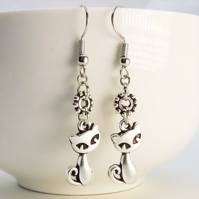 アンティークシルバー 猫と花モチーフを組合せたシンプルでコンパクトな大人可愛いピアス サージカル可