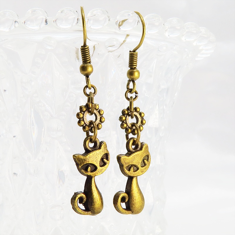 アンティークゴールド 猫と花モチーフを組合せたシンプルでコンパクトな大人可愛いピアス