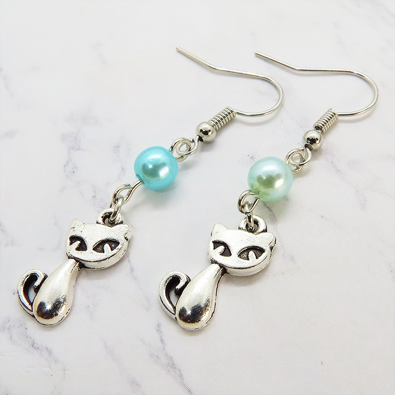 アンティークシルバー 猫モチーフとカラービーズ(碧色)を組合せたシンプルで大人可愛いピアス サージカル可