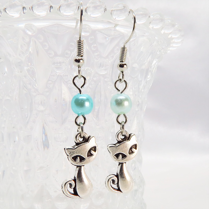 アンティークシルバー 猫モチーフとカラービーズ(碧色)を組合せたシンプルで大人可愛いピアス サージカル可