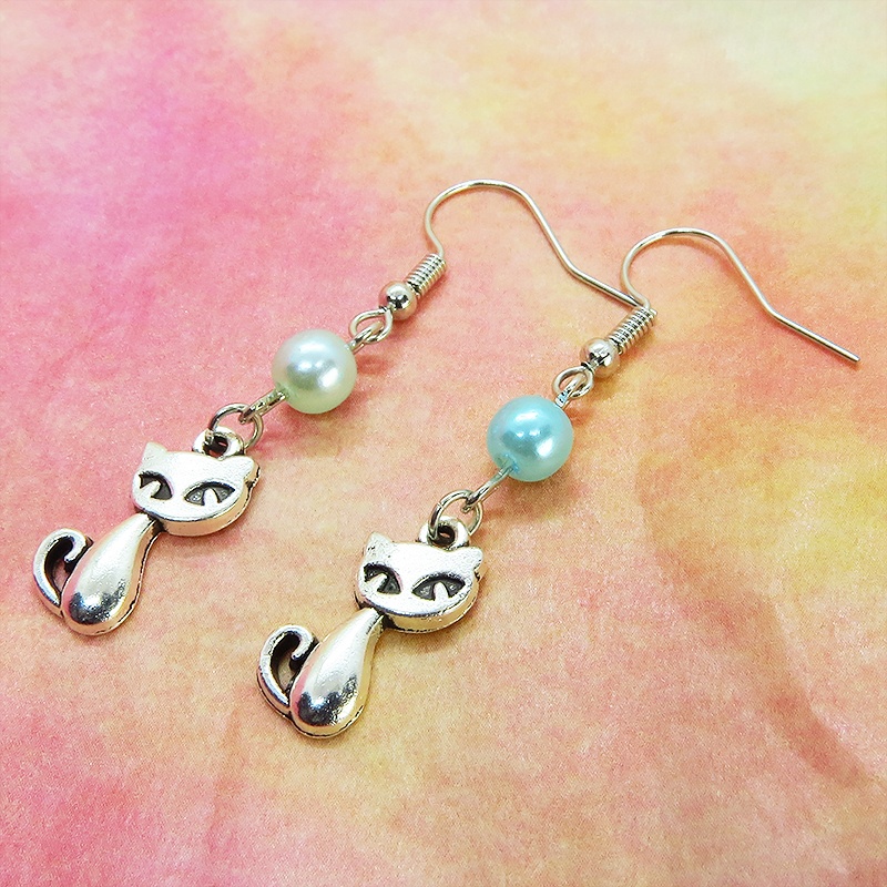 アンティークシルバー 猫モチーフとカラービーズ(碧色)を組合せたシンプルで大人可愛いピアス サージカル可