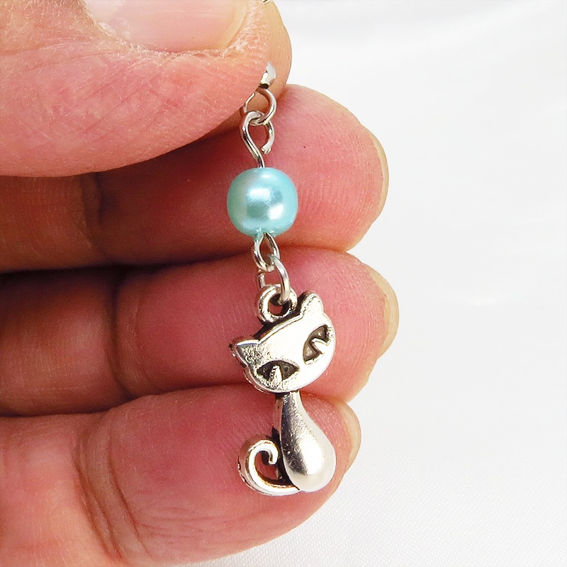アンティークシルバー 猫モチーフとカラービーズ(碧色)を組合せたシンプルで大人可愛いピアス サージカル可