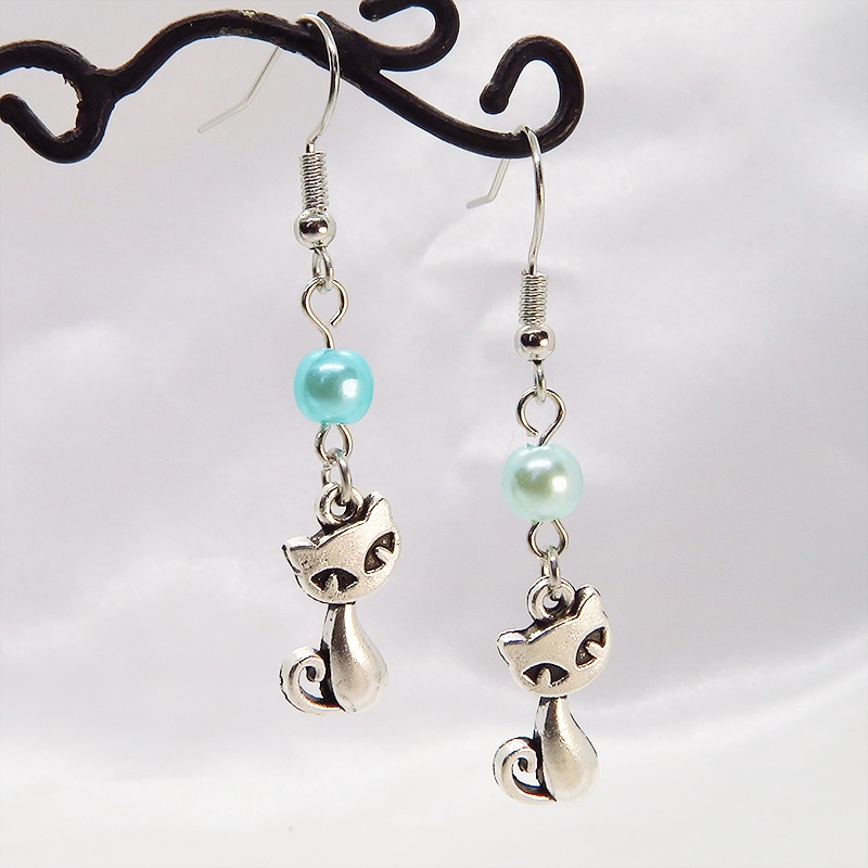 アンティークシルバー 猫モチーフとカラービーズ(碧色)を組合せたシンプルで大人可愛いピアス サージカル可