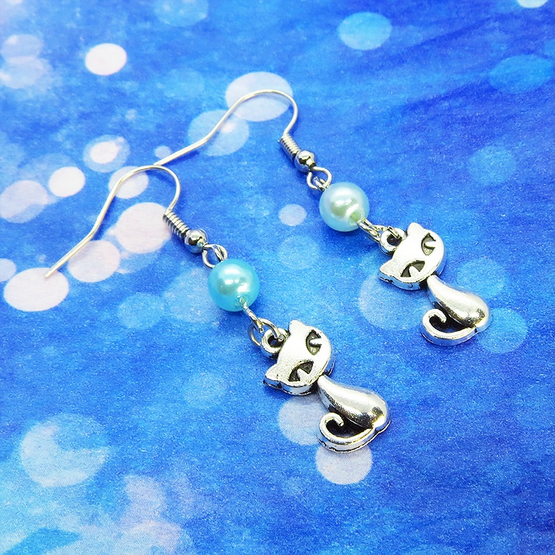 アンティークシルバー 猫モチーフとカラービーズ(碧色)を組合せたシンプルで大人可愛いピアス サージカル可