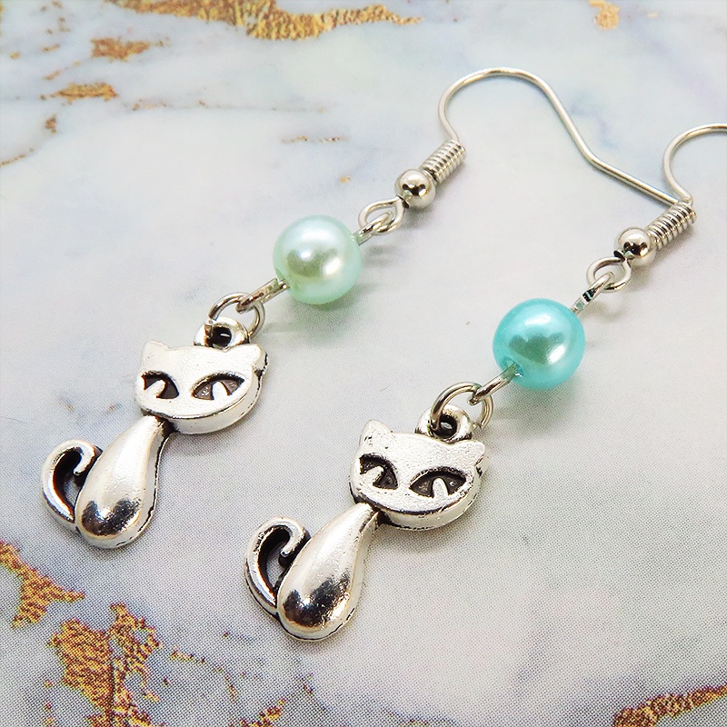 アンティークシルバー 猫モチーフとカラービーズ(碧色)を組合せたシンプルで大人可愛いピアス サージカル可