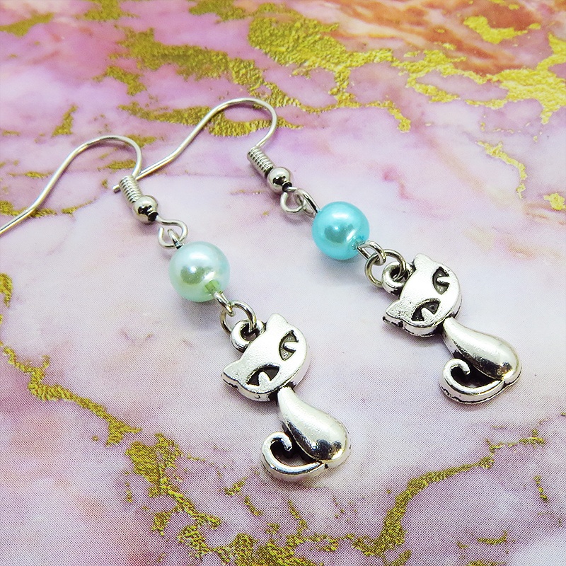アンティークシルバー 猫モチーフとカラービーズ(碧色)を組合せたシンプルで大人可愛いピアス サージカル可