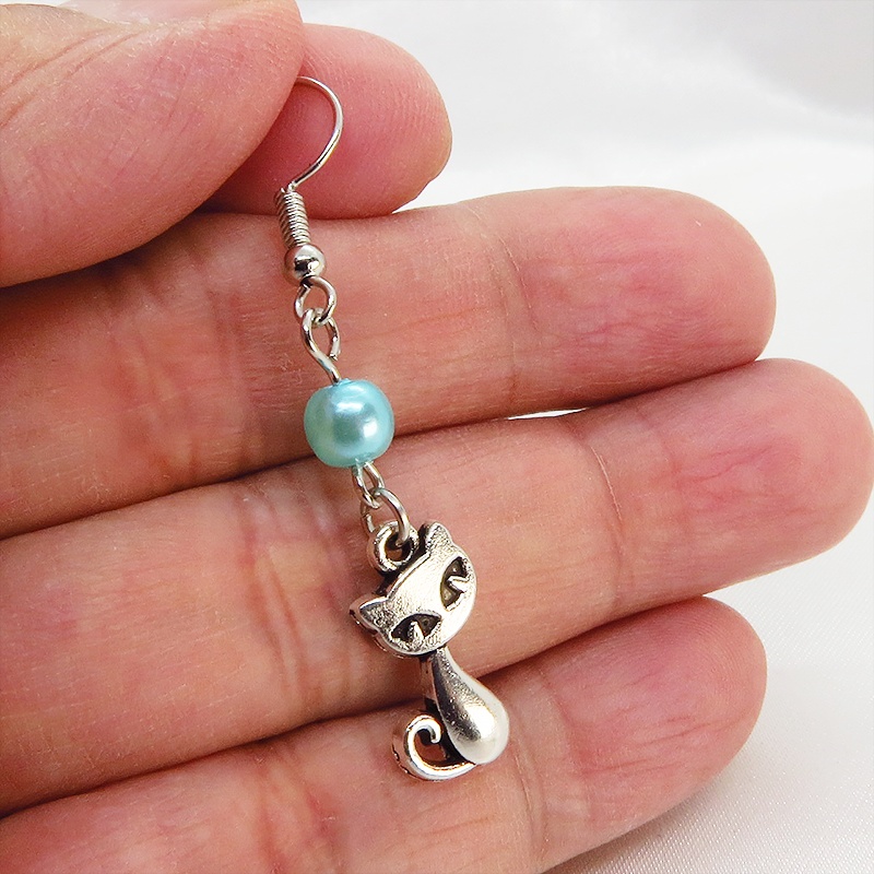 アンティークシルバー 猫モチーフとカラービーズ(碧色)を組合せたシンプルで大人可愛いピアス サージカル可