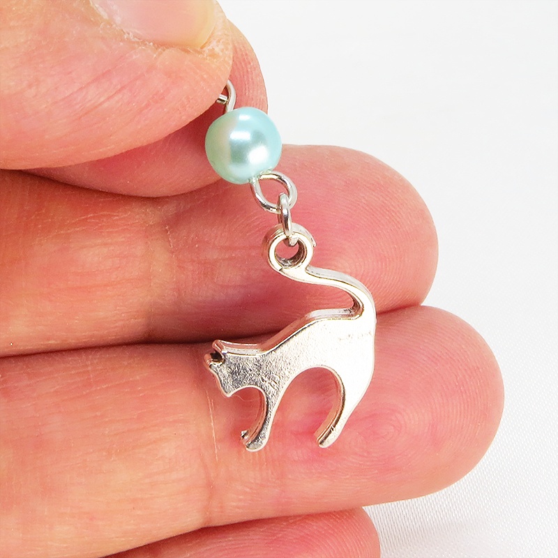 アンティークシルバー 跳ね猫モチーフとカラービーズ(碧色)を組合せたシンプルで大人可愛いピアス サージカル可