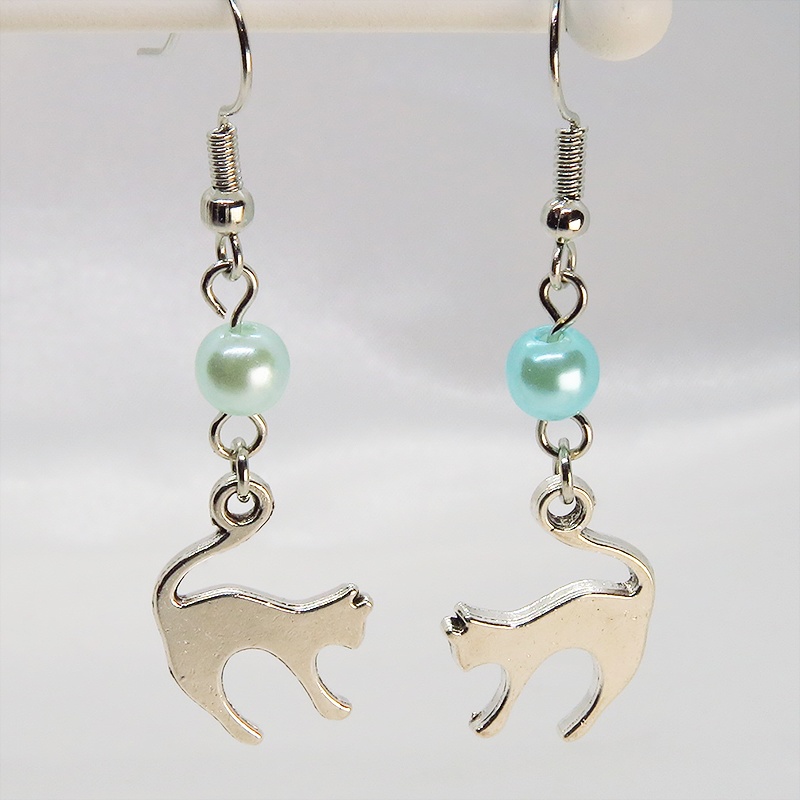 アンティークシルバー 跳ね猫モチーフとカラービーズ(碧色)を組合せたシンプルで大人可愛いピアス サージカル可