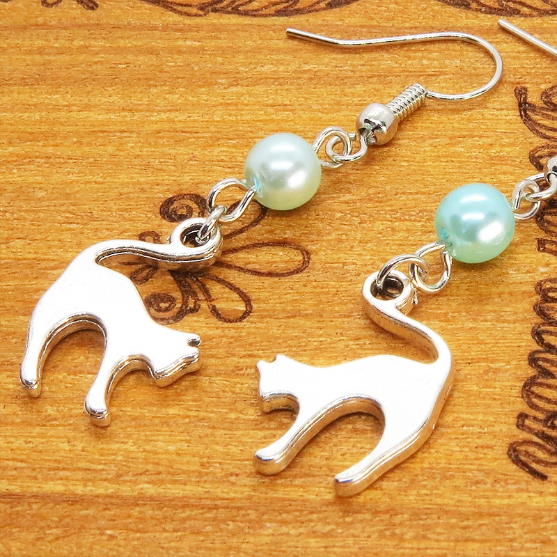 アンティークシルバー 跳ね猫モチーフとカラービーズ(碧色)を組合せたシンプルで大人可愛いピアス サージカル可