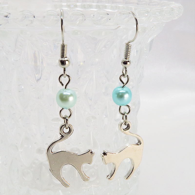 アンティークシルバー 跳ね猫モチーフとカラービーズ(碧色)を組合せたシンプルで大人可愛いピアス サージカル可