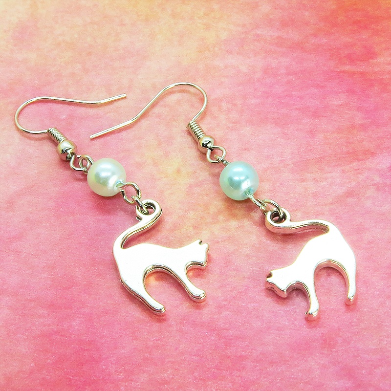 アンティークシルバー 跳ね猫モチーフとカラービーズ(碧色)を組合せたシンプルで大人可愛いピアス サージカル可