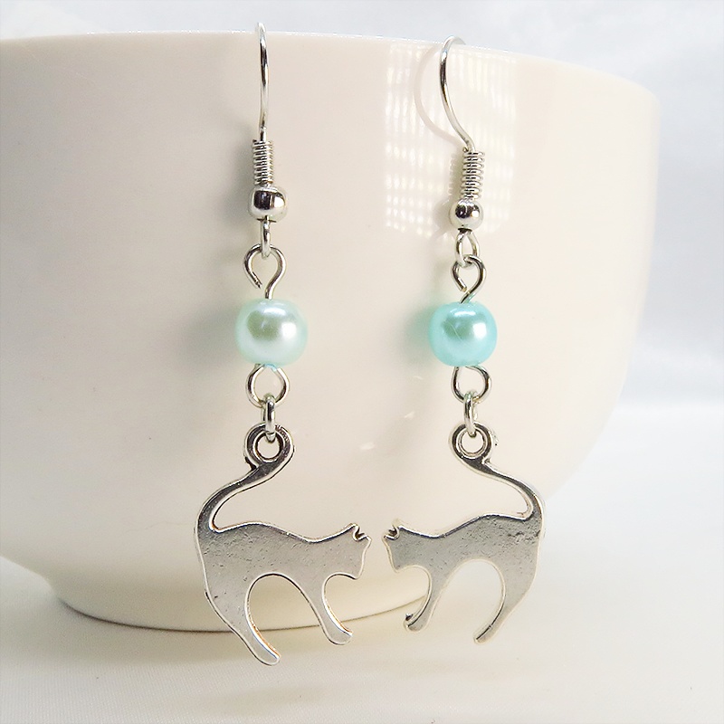 アンティークシルバー 跳ね猫モチーフとカラービーズ(碧色)を組合せたシンプルで大人可愛いピアス サージカル可