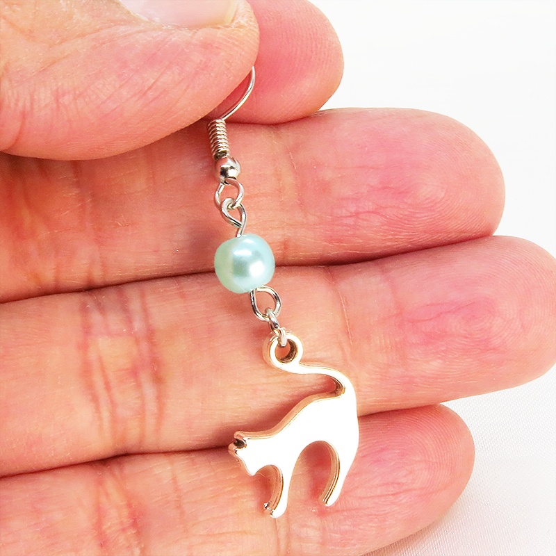 アンティークシルバー 跳ね猫モチーフとカラービーズ(碧色)を組合せたシンプルで大人可愛いピアス サージカル可