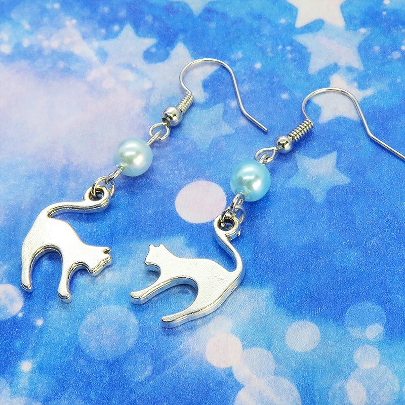 アンティークシルバー 跳ね猫モチーフとカラービーズ(碧色)を組合せたシンプルで大人可愛いピアス サージカル可