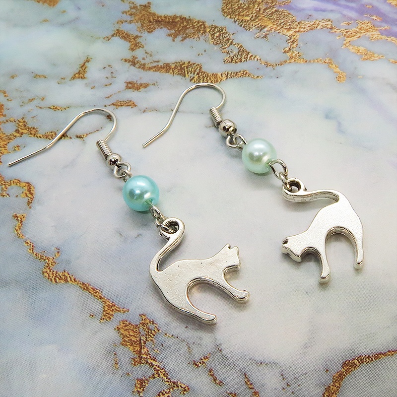 アンティークシルバー 跳ね猫モチーフとカラービーズ(碧色)を組合せたシンプルで大人可愛いピアス サージカル可