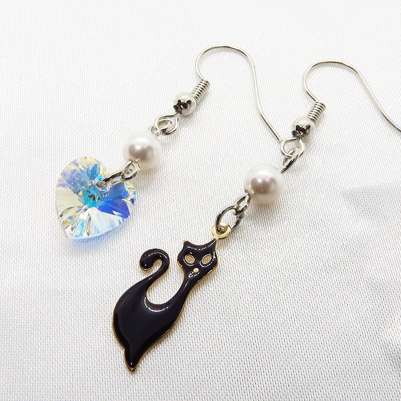 黒猫とハート型スワロフスキー(クリスタルオーロラ)のアシンメトリーピアス スワロフスキーパール サージカル可