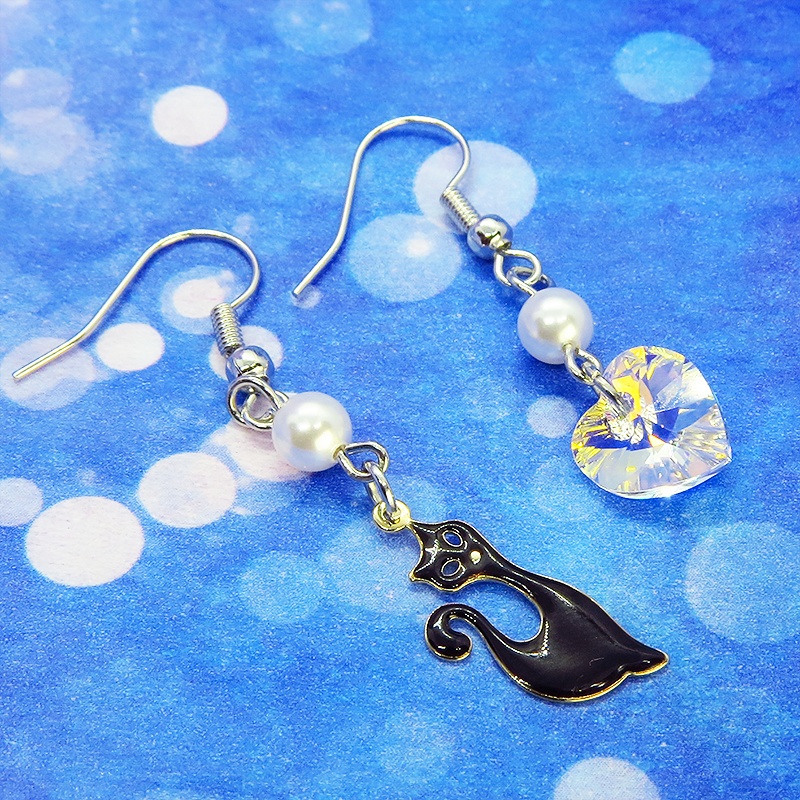 黒猫とハート型スワロフスキー(クリスタルオーロラ)のアシンメトリーピアス スワロフスキーパール サージカル可