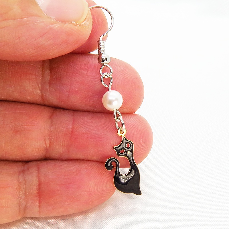 黒猫とハート型スワロフスキー(クリスタルオーロラ)のアシンメトリーピアス スワロフスキーパール サージカル可