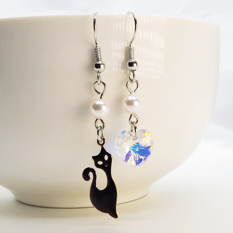 黒猫とハート型スワロフスキー(クリスタルオーロラ)のアシンメトリーピアス スワロフスキーパール サージカル可
