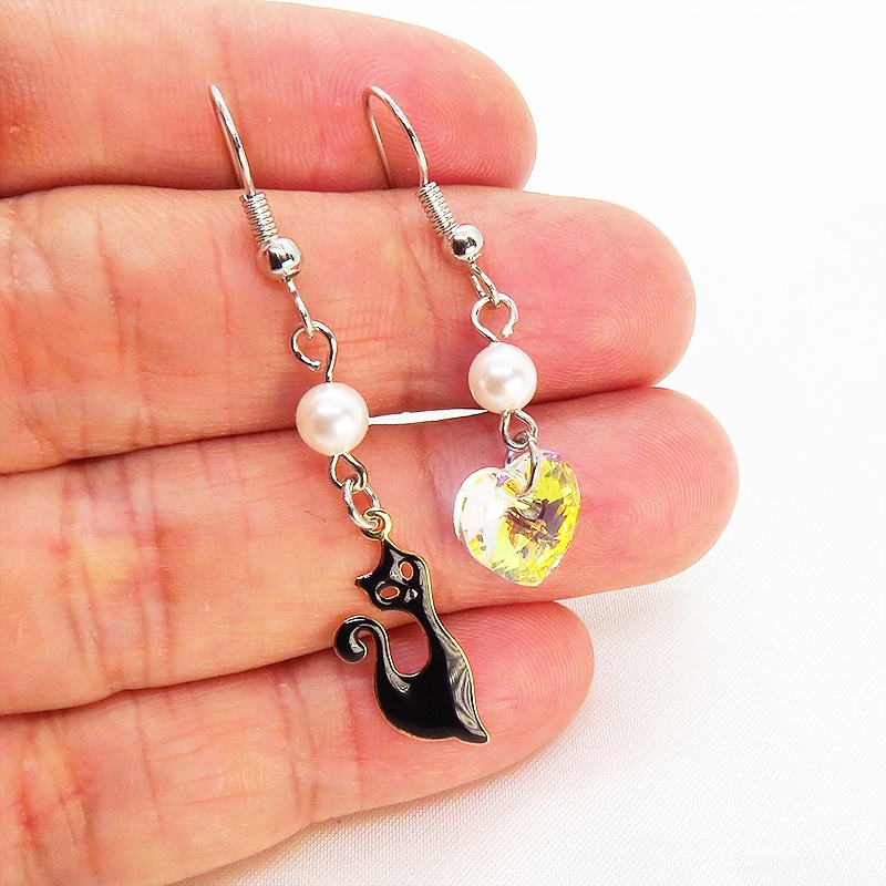 黒猫とハート型スワロフスキー(クリスタルオーロラ)のアシンメトリーピアス スワロフスキーパール サージカル可