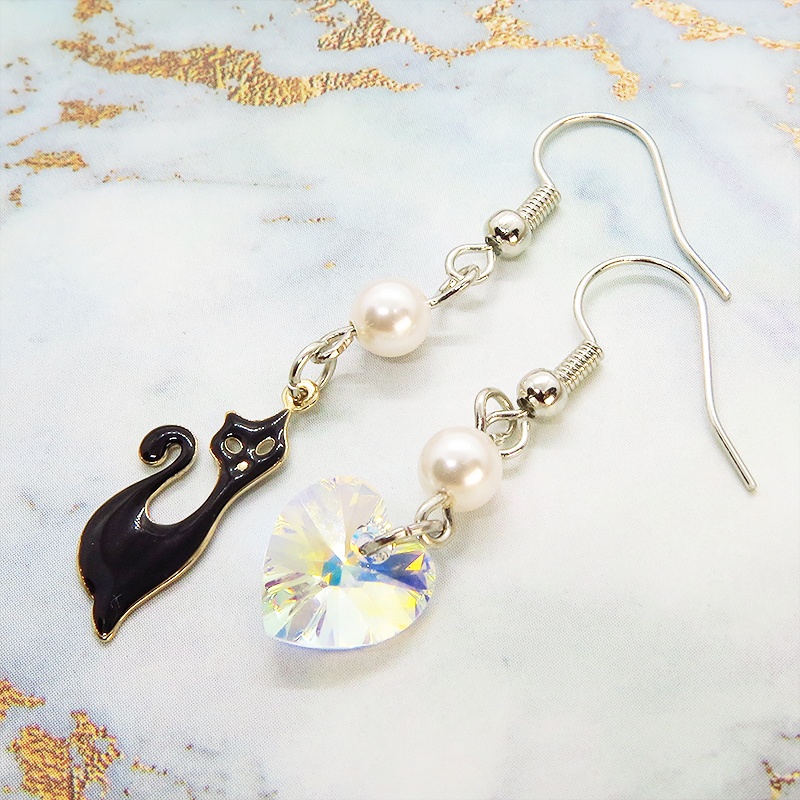 黒猫とハート型スワロフスキー(クリスタルオーロラ)のアシンメトリーピアス スワロフスキーパール サージカル可