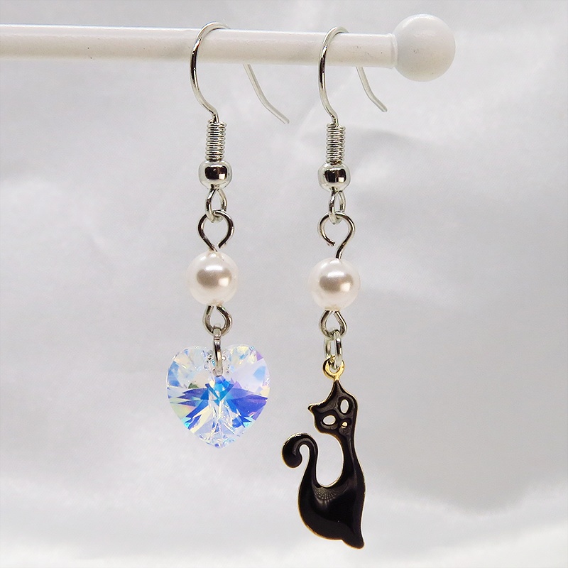 黒猫とハート型スワロフスキー(クリスタルオーロラ)のアシンメトリーピアス スワロフスキーパール サージカル可