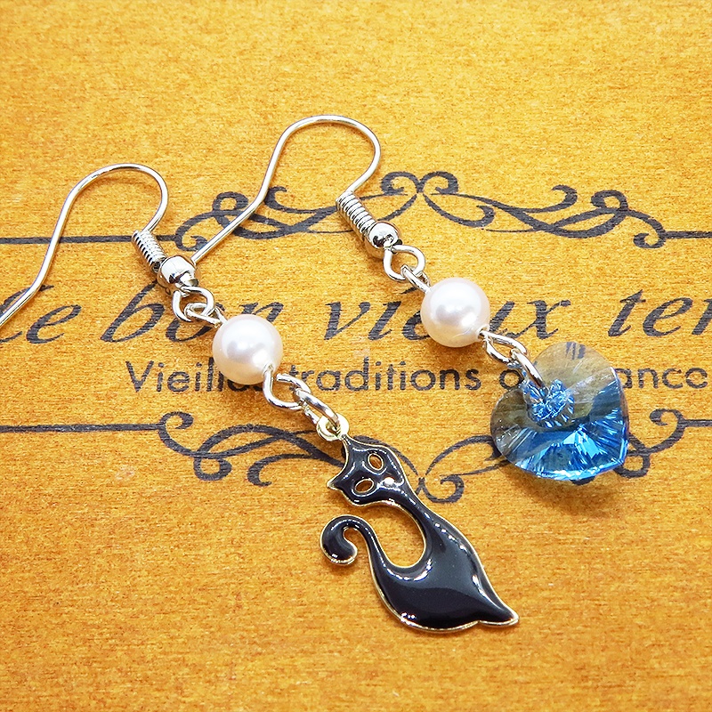 黒猫とハート型スワロフスキー(アクアマリン)のアシンメトリーピアス スワロフスキーパール サージカル可