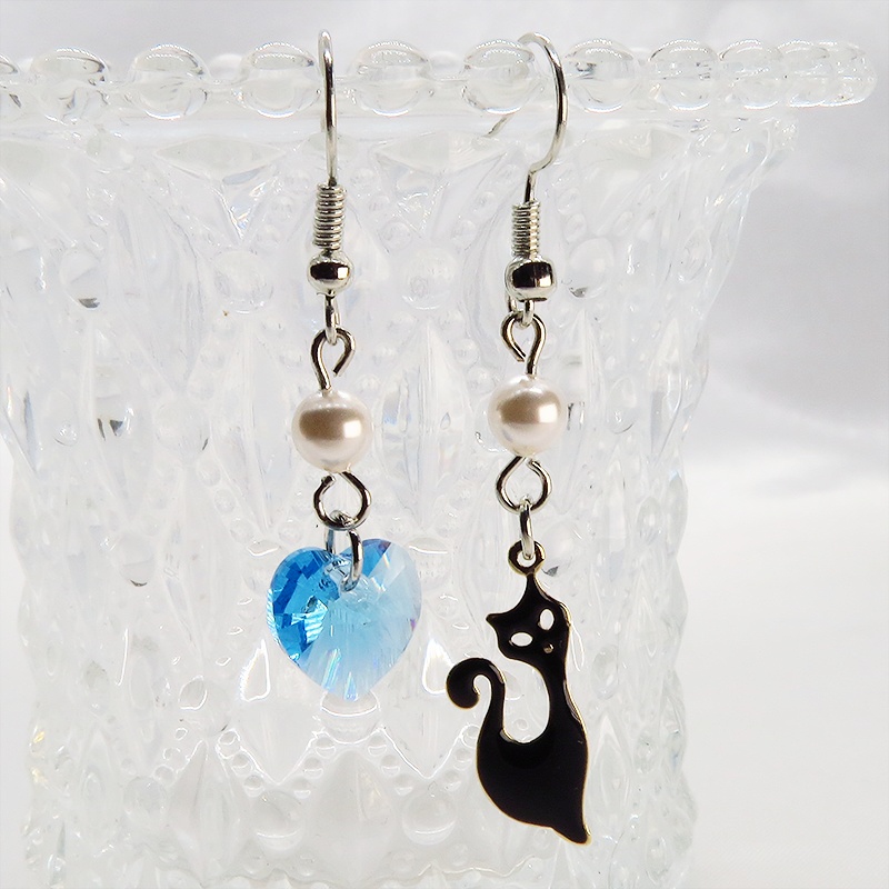 黒猫とハート型スワロフスキー(アクアマリン)のアシンメトリーピアス スワロフスキーパール サージカル可
