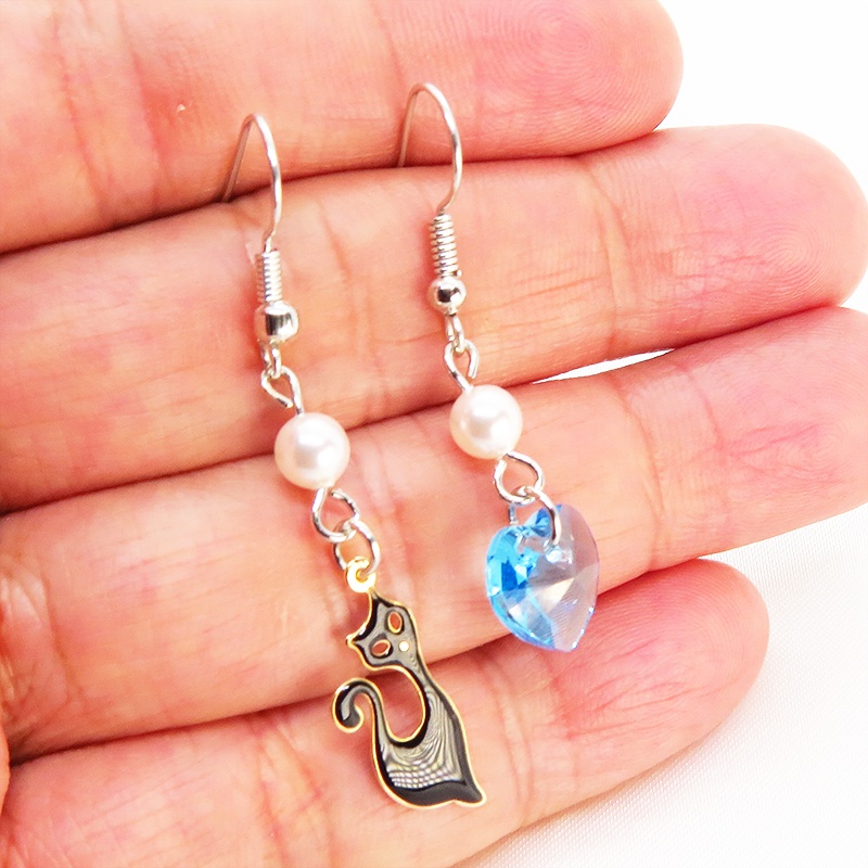 黒猫とハート型スワロフスキー(アクアマリン)のアシンメトリーピアス スワロフスキーパール サージカル可