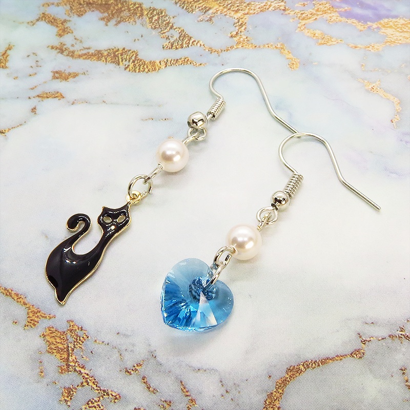 黒猫とハート型スワロフスキー(アクアマリン)のアシンメトリーピアス スワロフスキーパール サージカル可