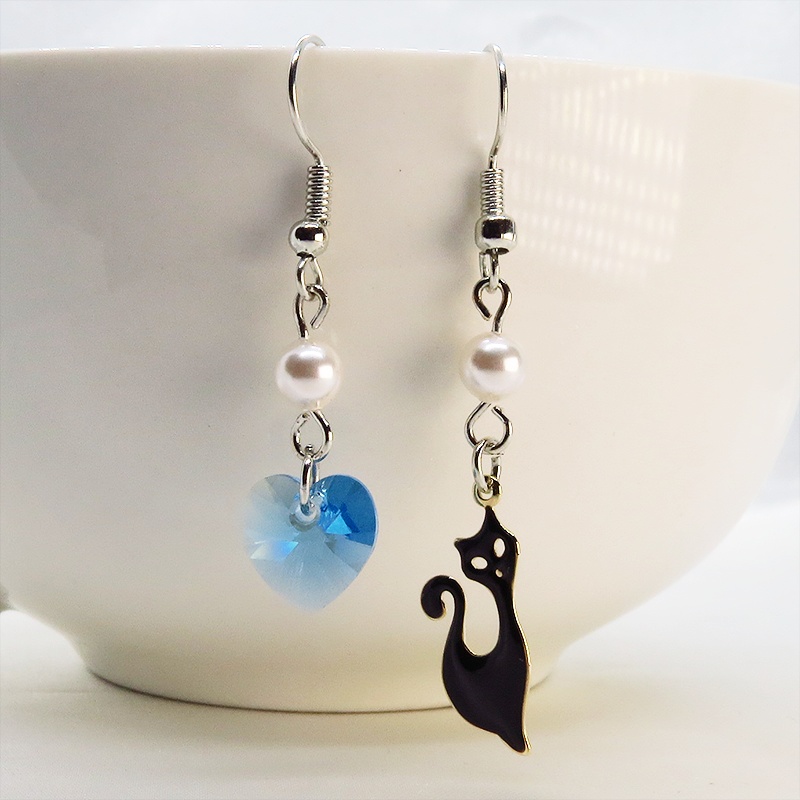黒猫とハート型スワロフスキー(アクアマリン)のアシンメトリーピアス スワロフスキーパール サージカル可