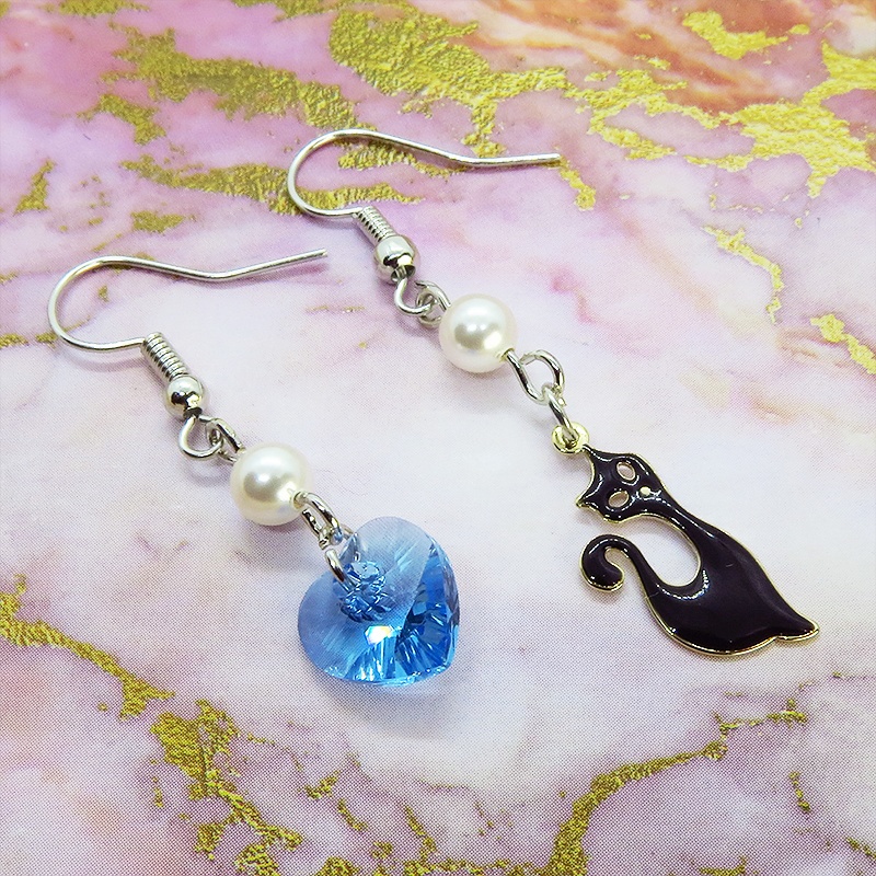 黒猫とハート型スワロフスキー(アクアマリン)のアシンメトリーピアス スワロフスキーパール サージカル可
