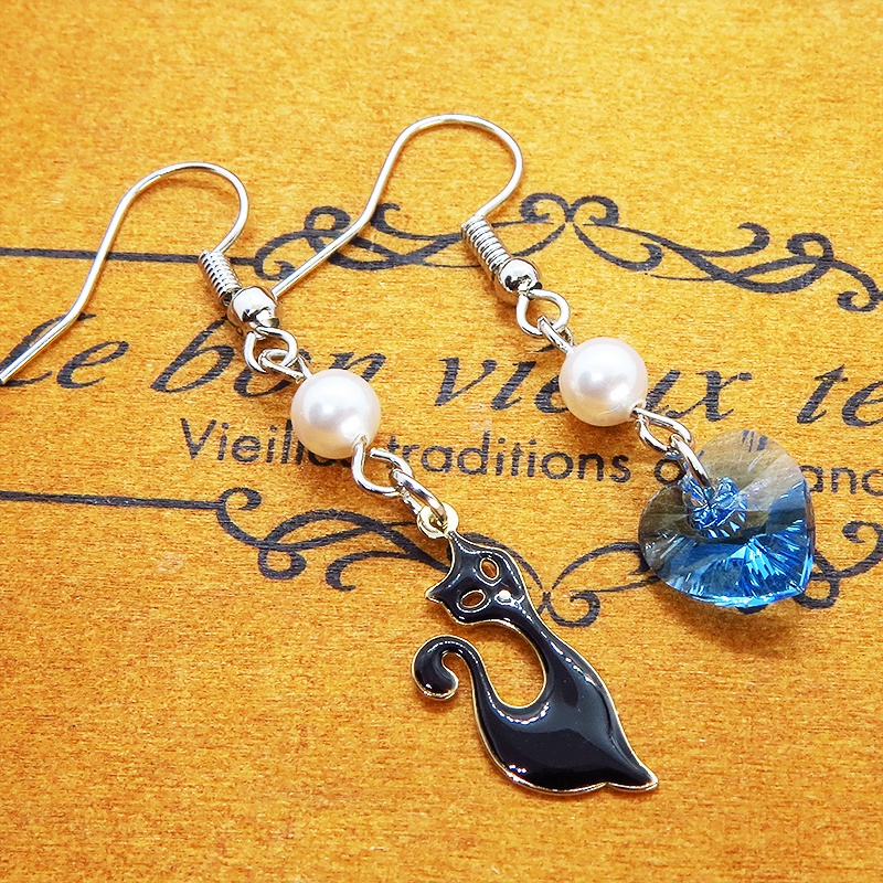 黒猫とハート型スワロフスキー(アクアマリン)のアシンメトリーピアス スワロフスキーパール サージカル可